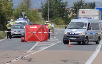 Mladá žena se sluchátky vstoupila v Plzni do vozovky, srazil ji náklaďák. Na místě zemřela