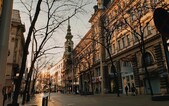 Mladého Čecha vo Viedni brutálne napadla a okradla skupina 10 tínedžerov