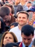 Mladého Slováka zachytila vatikánska kamera. Jeho žmurknutie obletelo celý svet