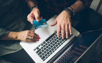 Mladí Češi nakupují méně padělků než zbytek mladých Evropanů. Pirátský obsah hledá 27 % z nich