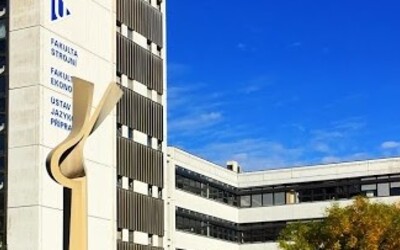Mladíci na ZČU předstírali střelbu a vykřikovali Alláh Akbar, od děkana dostali napomenutí