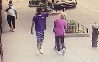 Mladík bezdôvodne zhodil na zem 92-ročnú starenku a odkráčal preč. Žena spadla hlavou na hydrant