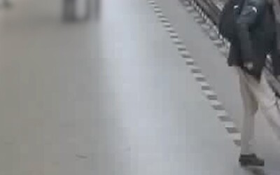 Mladík chtěl vylézt z kolejiště pražského metra, neznámý muž mu v tom bránil. Policie prosí o pomoc