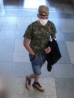 Mladík na nádraží v Praze masturboval před teenagerkou, načež ji sexuálně napadl. Policie po něm vyhlásila pátrání