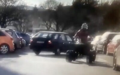 Mladík na čtyřkolce při útěku před policií driftoval mezi auty. Lidé jen odskakovali, děti padaly z kol