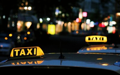 Mladík si chtěl v Praze trochu vydělat, proto sedl za volant „taxíku“. Auto s falešným polepem však řídil bez licence a řidičáku