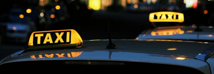 Mladík si chtěl v Praze trochu vydělat, proto sedl za volant „taxíku“. Auto s falešným polepem však řídil bez licence a řidičáku