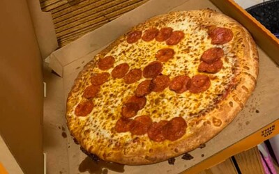 Mladíkovi prodali pizzu se svastikou. Zaměstnance, kteří ji připravili, už vyhodili