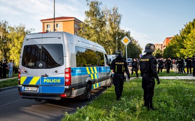 Mladý Slovák zaútočil v pražské tramvaji s nožem v ruce, způsobil těžká zranění. Hrozí mu 10 let ve vězení
