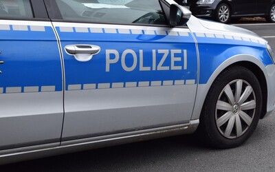 Mladý muž v Nemecku sekerou napadol policajtov. Tí naňho museli vytiahnuť zbraň