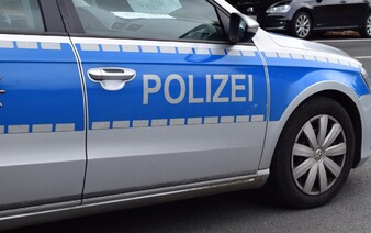 Mladý muž v Německu zaútočil sekerou na policisty. Museli na něj vytáhnout zbraň