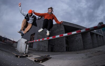Mladý pár Slovákov cestuje po svete so skateboardom, od Španielov sa vraj máme čo učiť