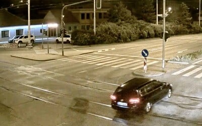 Mladý taxikár narazil na bratislavskej križovatke do lampy. Po príchode policajnej hliadky nafúkal takmer dve promile alkoholu