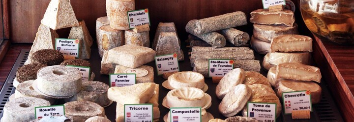Mniši uvízli ve francouzském klášteře s téměř 3 tunami sýra. Přes internet hledají kupce