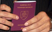 Mnohí Slováci majú pred dovolenkou problém. Ministerstvo nestíha vyrábať cestovné pasy, počkáš si dlhé týždne