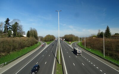 Mnohí Slováci môžu jazdiť po českých diaľniciach zadarmo alebo so zľavou, aj keď o tom netušia. Zverejnili aktuálne podmienky