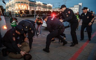 Mobilizace v Rusku: Policie odvádí protestující do armády, na hranicích se tvoří kolony prchajících mužů