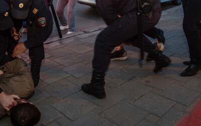 Mobilizace v Rusku: Policie odvádí protestující do armády, na hranicích se tvoří kolony prchajících mužů