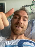 Moc děkuji za podporu, jsem v pořádku, vzkázal z nemocnice dánský fotbalista, kterého museli 15 minut oživovat přímo na hřišti
