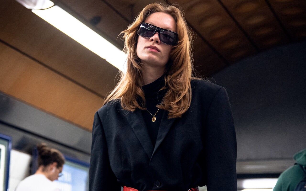 Móda z metra: Mladí Pražania stavajú na originalitu a svoje oblečenie si často šijú sami. Čo podľa nich letí túto jar?