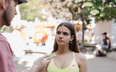 Móda z ulíc: Mladí Bratislavčania utrácajú za oblečenie aj 4 000 €, milujú módu z 90. rokov a neznášajú skinny džínsy
