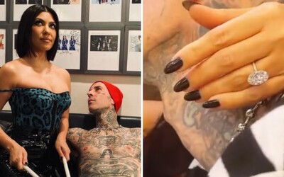 Modelka Kourtney Kardashian a bubeník kapely Blink 182 Travis Barker sa zasnúbili. Nechýbali červené ruže, sviečky, pláž a more