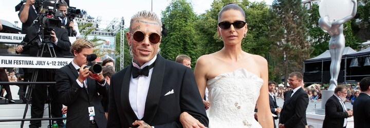 Modelka z reklamy na Mattonku vynesla na červený koberec šaty mladé designérky. Doprovázel ji Yzomandias