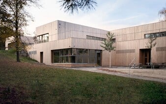 Moderná škôlka na Morave pôsobí ako z rozprávky. Postavili ju priamo pod zámkom