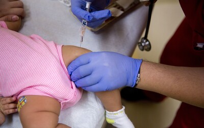 Moderna začne s testováním vakcíny u miminek a dětí do 12 let