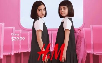 Módny gigant H&M musel po útokoch rodičov stiahnuť reklamu s dvomi školáčkami v uniformách