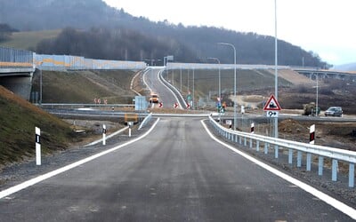 Modrá značka s bielym diamantom mätie vodičov na cestách. Za jej porušenie hrozí pokuta