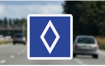 Modrá značka s bielym diamantom mätie vodičov na cestách. Za jej porušenie hrozí pokuta