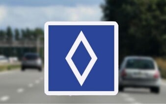 Modrá značka s bílým kosočtvercem mate řidiče na silnicích. Její porušení se trestá pokutou