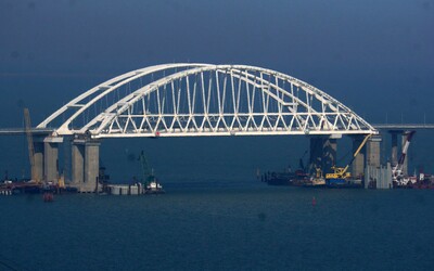 Mohutná exploze a požár zasáhly ruský most vedoucí na Krym