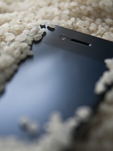 Mokrý mobil radšej do ryže nedávaj, varuje ľudí Apple a radí, čo robiť namiesto toho