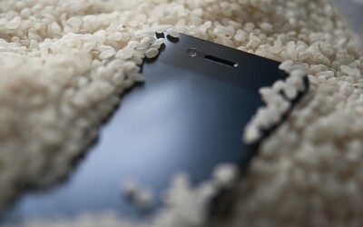 Mokrý mobil radšej do ryže nedávaj, varuje ľudí Apple a radí, čo robiť namiesto toho