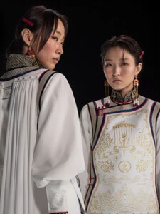 Mongolsko predstavilo národné dresy na olympiádu. Ľuďom vyrazili dych, vraj vyzerajú ako z Dior prehliadky