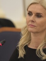 Monika Jankovská odstupuje z funkcie kvôli podozreniam z komunikácie s Kočnerom. Údajne si vymenili viac ako 1000 správ