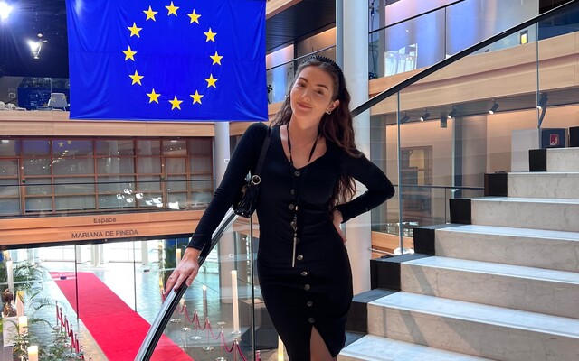 Monika sa vypracovala v Bruseli: Ako stážistka som začínala s platom 1 400 €. Stačilo mi to na život aj na cestovanie (Rozhovor)