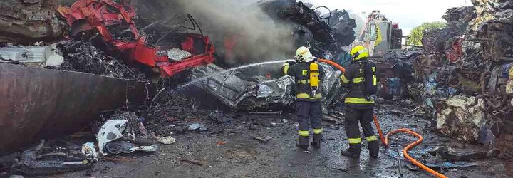 Moravský Krumlov zachvátil požár. Hoří autovraky