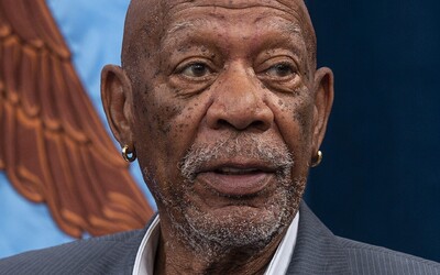 Morgan Freeman se stal obětí umělé inteligence. Na TikToku jeho hlas zneužívají podvodníci