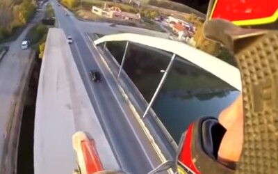 Motorkár prešiel po mostnom oblúku v Bytči, video už skúma polícia