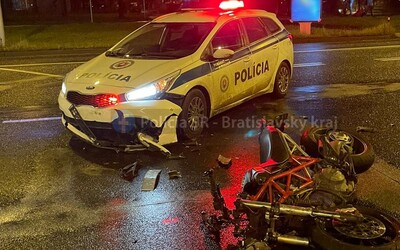 Motorkár sa v Bratislave zrazil s policajným autom a okamžite pešo ušiel z miesta nehody. Prihlás sa sám, vyzývajú ho policajti