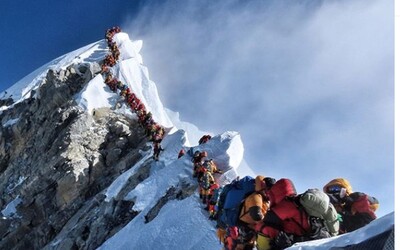 Mount Everest je tak přeplněný, že při slézání z vrcholu umírají horolezci. Až 12 hodin čekali ve frontě