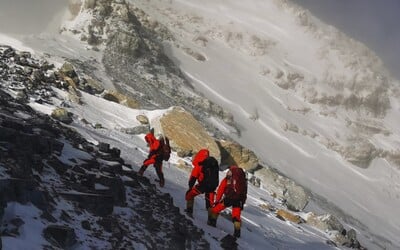 Mount Everest začal zapáchat. Úřady ohlásily v boji s výkaly novou povinnost
