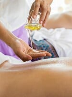 Môžeš sa pri tantrickej masáži dotknúť masérky? Je bežné, že človek dosiahne orgazmus? Opýtali sme sa profesionálky (Rozhovor)