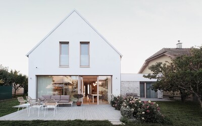 Možná nejkrásnější dům, jaký letos uvidíš. Na Slovensku vyrostl příbytek inspirovaný skandinávským stylem minimalismu