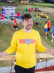 MrBeast čelí žalobe. Počas natáčania reality šou boli súťažiace sexuálne obťažované a nedostávali jedlo