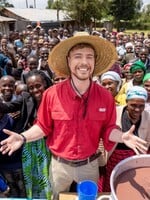 MrBeast pomáha deťom v Afrike. V novom videu sľúbil, že za každé zhliadnutie daruje komunite jednu porciu jedla
