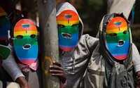 Mŕtve telo známeho módneho návrhára a LGBT+ aktivistu našli pohodené v kovovej škatuli pri ceste v Keni